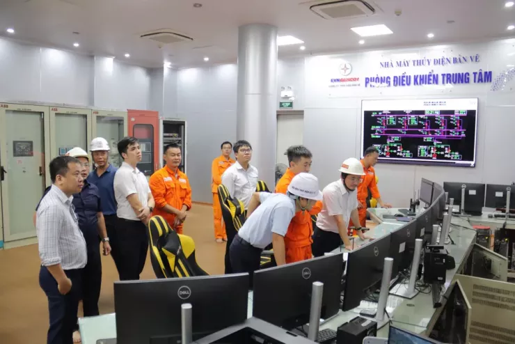 Quang cảnh buổi làm việc tại Nhà máy Thủy điện Bản Vẽ. Ảnh: BCT