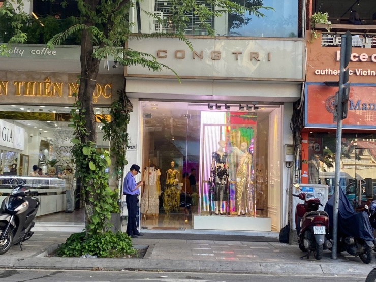 Một showroom khác ở vị trí đẹp của nam nhà thiết kế ở mặt đường Lê Thánh Tôn, phường Sài Gòn vắng bóng khách hàng. Ảnh: Hồng Phúc.