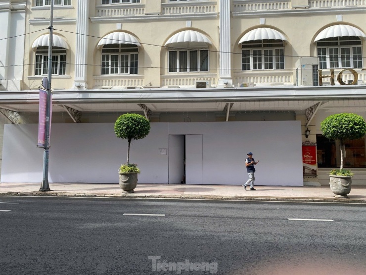Cửa hàng chính (flagship store) của Nguyễn Công Trí tọa lạc ngay mặt đường Đồng Khởi, phường Sài Gòn hiện đóng cửa sửa chữa. Ảnh: Hồng Phúc.