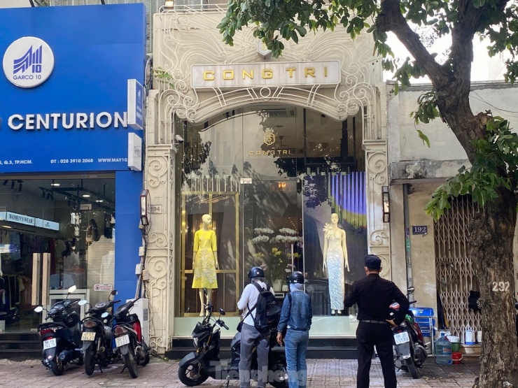 Ngày 23/7, showroom của nhà thiết kế Nguyễn Công Trí nằm tại 194 Nguyễn Đình Chiểu, phường Xuân Hòa, TPHCM đóng cửa ngay sau thông tin anh bị bắt vì dính líu đến đường dây ma túy. Ảnh: Hồng Phúc.