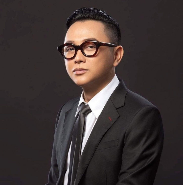 Thông tin gây chấn động giới thời trang, khiến cộng đồng mạng bàn tán xôn xao. Facebook cá nhân của ông với hơn 136.000 lượt theo dõi đã biến mất, chỉ còn Instagram hoạt động. Trước vụ việc, Công Trí được xem là niềm tự hào của thời trang Việt, từng thiết kế cho loạt sao quốc tế như Beyoncé, Rihanna, BlackPink… và hai lần được mời dự Tuần lễ Thời trang New York.