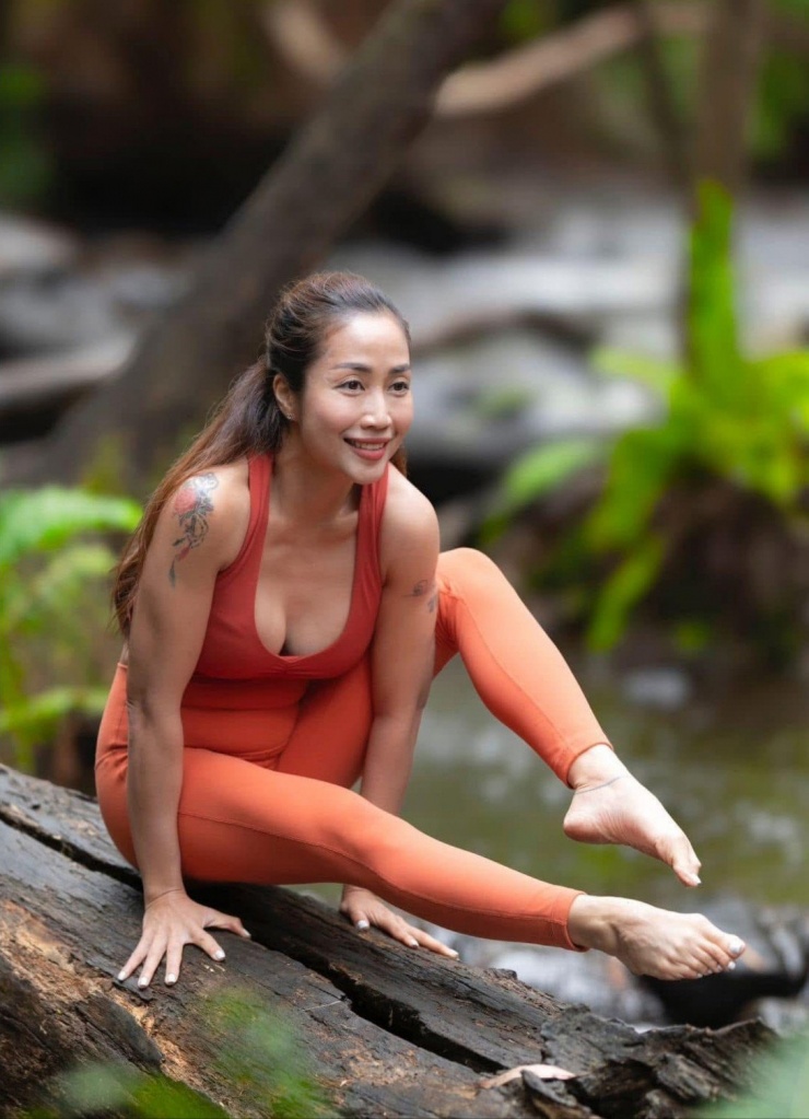 Ngoài hình ảnh đi diễn, bán hàng, Ốc Thanh Vân thường xuyên chia sẻ khoảnh khắc tập luyện yoga, giữ dáng thon ở tuổi 41.