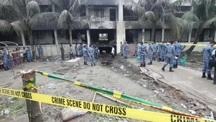 Không quân Bangladesh tiếp tục làm nhiệm vụ tại hiện trường sáng 22-7 sau vụ máy bay đâm xuống trường. Ảnh: Prabir Das/THE DAILY STAR
