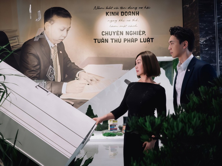 Hồi tháng 4, chủ tịch ACB Trần Hùng Huy tổ chức triển lãm về bố sau một năm ông Trần Mộng Hùng qua đời. Bà Đặng Thu Thủy cho thấy sự tinh tế khi chọn đầm đen kín đáo mà sang trọng, có điểm nhấn nhẹ nhàng để tránh đơn điệu.