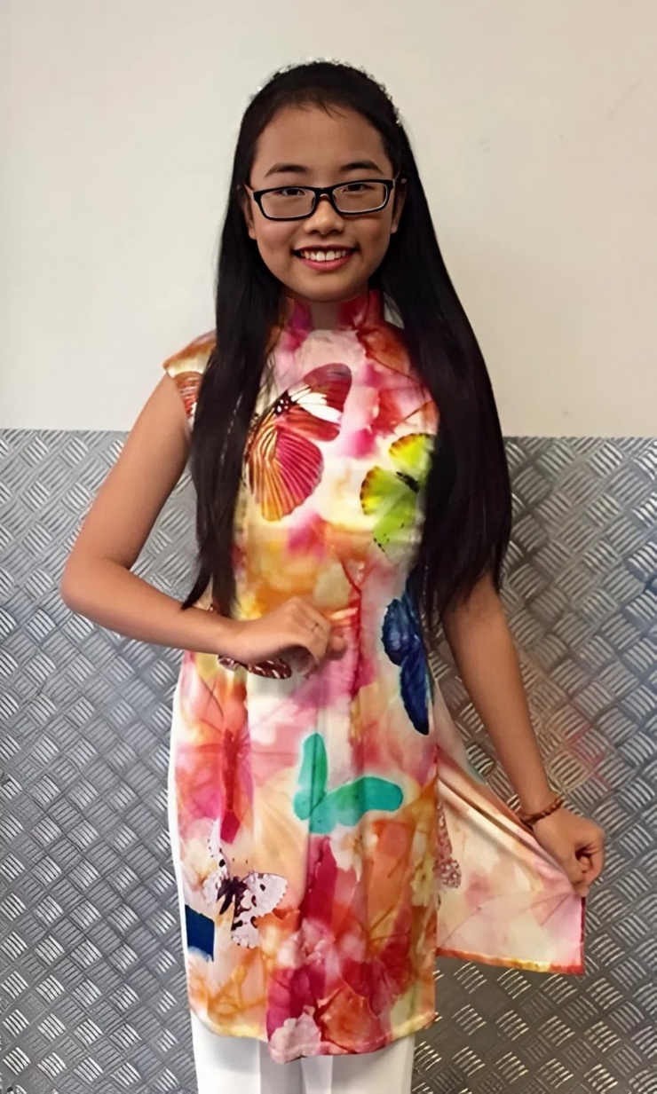 Giành ngôi á quân 'The Voice Kid' mùa đầu tiên năm 2013, Phương Mỹ Chi trở nên nổi tiếng, gắn với biệt danh 'cô bé dân ca' và được biết đến với gương mặt hiền lành, vóc dáng gầy nhỏ.