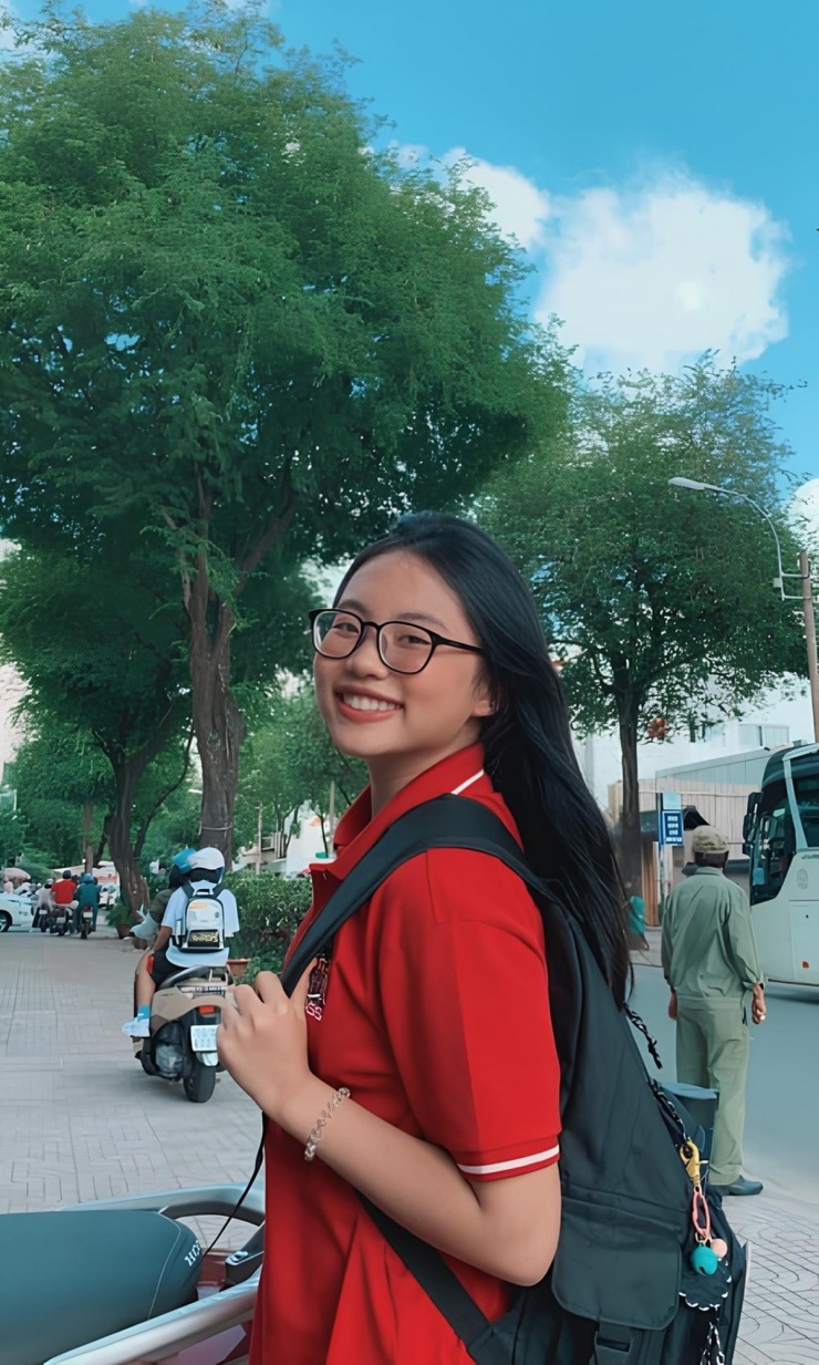 Phương Mỹ Chi mặc đồng phục tới trường năm 2019, khi 16 tuổi. Nhờ tích cực giảm cân, nữ ca sĩ cải thiện vóc dáng, lấy lại sức khỏe lành mạnh và tinh thần lạc quan. Nhìn lại chuyện buồn thời tuổi teen, giọng ca Gen Z đúc kết: 'Tôi nhận ra dù mình đẹp hay không, bên ngoài vẫn có những lời xì xầm về tôi. Vậy thì tại sao tôi phải để ý?'.