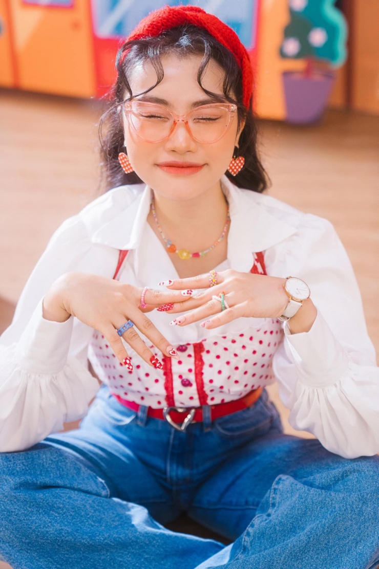 Cách lựa chọn kiểu tóc, trang phục, phục sức, phụ kiện hợp dáng và hợp mốt cũng giúp cô đẹp hơn, tự tin hơn với vẻ ngoài.