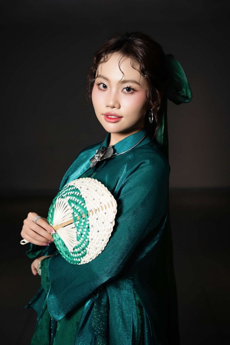 Thay vì mặc áo dài hay áo bà ba, cô ưu tiên các thiết kế lấy cảm hứng hoặc biến tấu trang phục truyền thống, vừa giữ được cá tính âm nhạc dân gian vừa phù hợp xu thế thời trang đương đại.