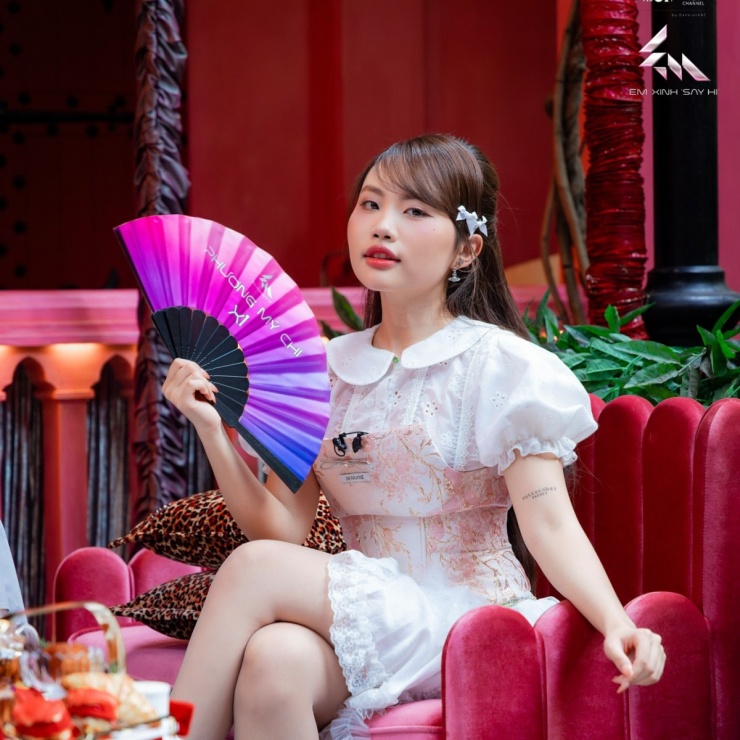 Phương Mỹ Chi xuất hiện trong một tập 'Em xinh say hi' với phong cách tiểu thư. Đầu cuộc thi, cô nói với MC Trấn Thành: 'Con đến với chương trình để mọi người biết đến nhan sắc của con'. Dù đó là câu nói vui để tạo mảng miếng hài hước trên sóng, Phương Mỹ Chi cũng cho thấy tự tin hơn và trân trọng hơn hình thể, nhan sắc của chính mình.