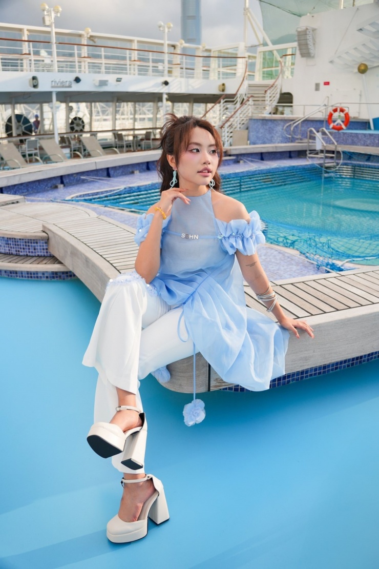 Phương Mỹ Chi mặc set đồ của một thương hiệu nội địa Việt Nam khi bước vào cuộc thi 'Sing! Asia' do Trung Quốc tổ chức. Tuổi 22, cô trưởng thành, chín muồi cả nhan sắc và tài năng.