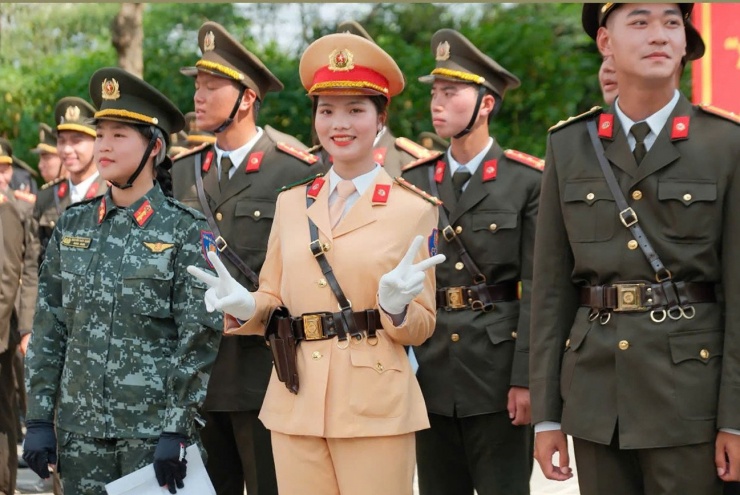 Nữ học viên An ninh nhân dân trên thao trường.