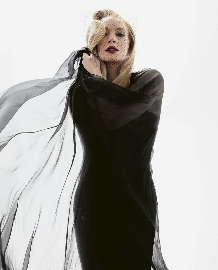 Lindsay Lohan theo mốt femme fatale (người đàn bà nguy hiểm) với lối trang điểm tập trung vào môi và mắt, mang đến tổng thể sắc sảo.