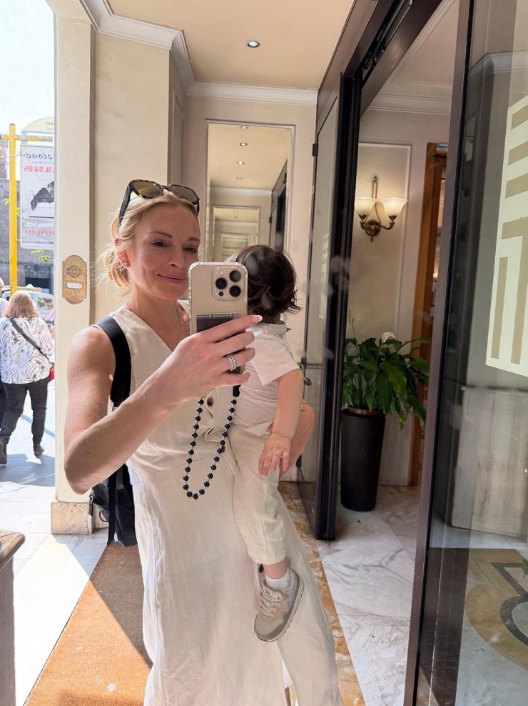 Lindsay Lohan và con trai Luai, hai tuổi, trong chuyến du lịch Italy đầu tháng 7.