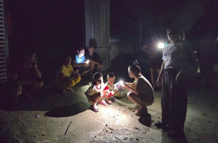 Người dân Nghệ An trắng đêm canh nước lũ - 2