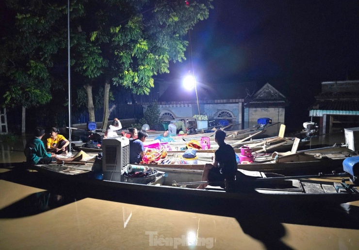 Người dân Nghệ An trắng đêm canh nước lũ - 1