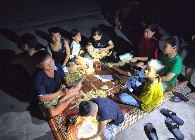 Người dân Nghệ An trắng đêm canh nước lũ - 4