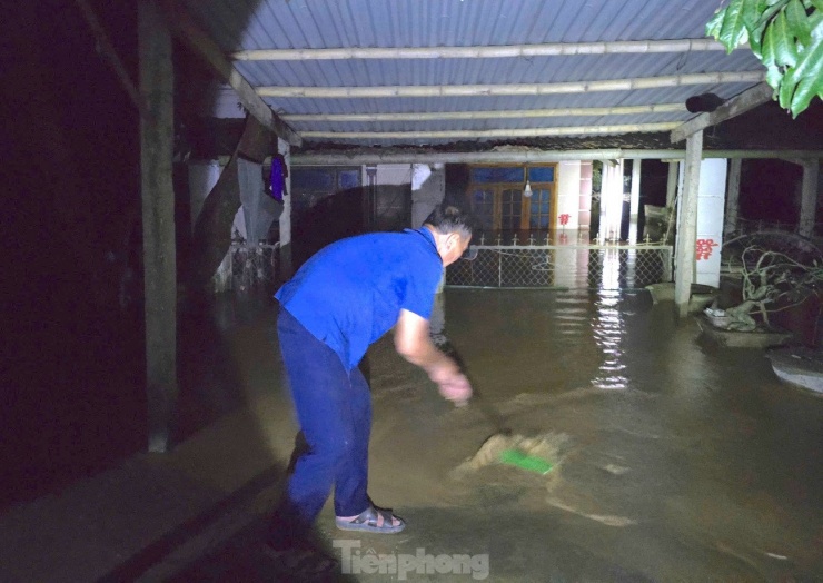 Người dân Nghệ An trắng đêm canh nước lũ - 7