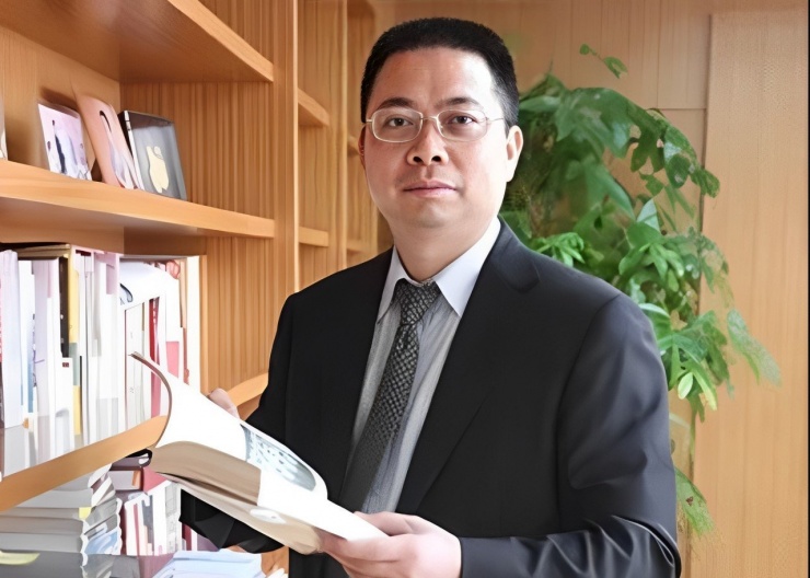 Hào quang của thời “phát tài bằng vay nợ” nâng Diêu Chấn Hoa lên đỉnh cao, nhưng cũng chính mô hình đó kéo ông tụt dốc khi thị trường đảo chiều. Ảnh: Baidu