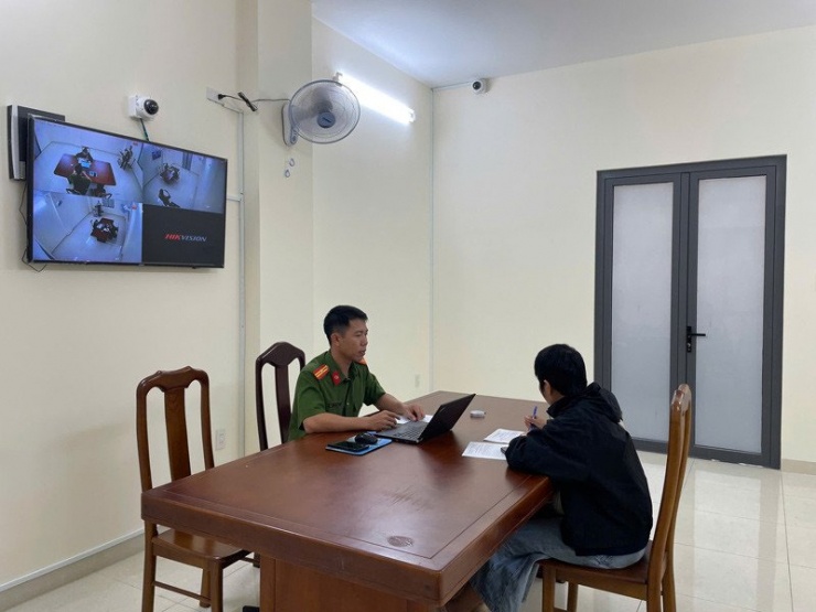 Chị Hòa tại Cơ quan Cảnh sát điều tra Công an tỉnh Khánh Hòa, sáng 24/7 (Ảnh: ANTV Khánh Hoà)