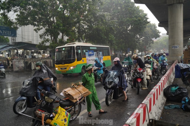 Nhiều tuyến phố Hà Nội ngập tới nửa mét sau cơn mưa nặng hạt - 3