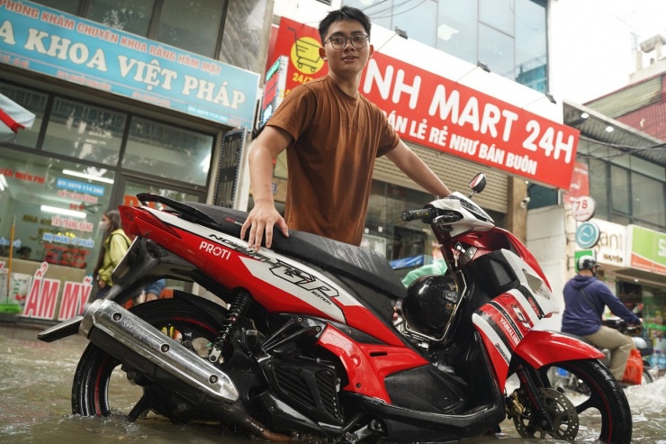 Nhiều tuyến phố Hà Nội ngập tới nửa mét sau cơn mưa nặng hạt - 10