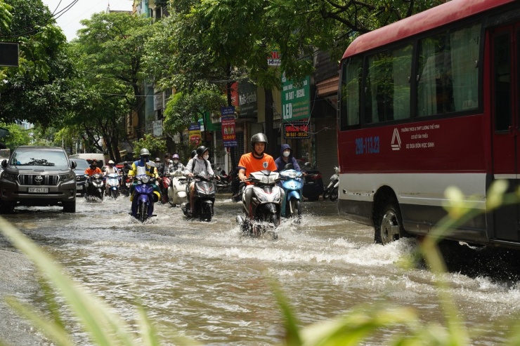Nhiều tuyến phố Hà Nội ngập tới nửa mét sau cơn mưa nặng hạt - 14