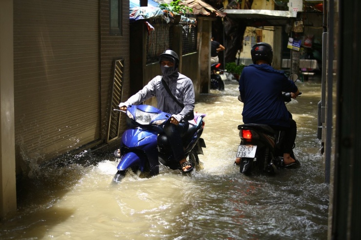 Nhiều tuyến phố Hà Nội ngập tới nửa mét sau cơn mưa nặng hạt - 11