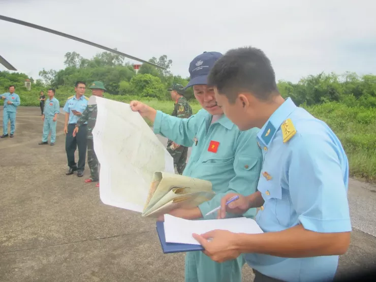 Khảo sát kỹ lượng địa hình chuẩn bị cất cánh.