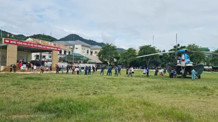 Chuyến trực thăng đầu tiên đã mang lương thực, nước uống đến miền núi Nghệ An.