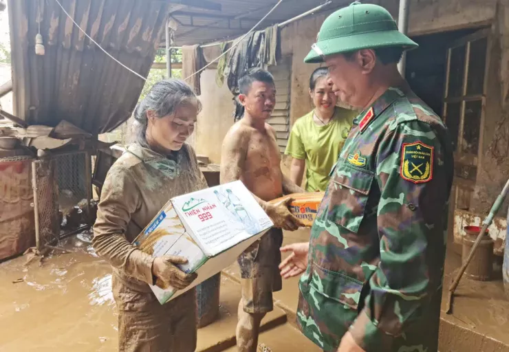 Bà con miền núi Nghệ An cảm động khi nhận nước uống, mì tôm, lương thực.
