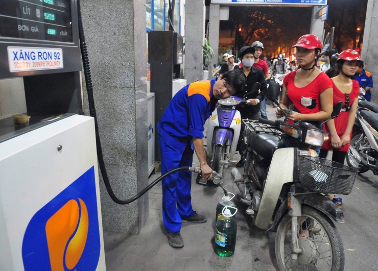 Giá xăng tiếp tục đi xuống. Ảnh: Nam Khánh