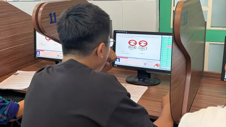Các học viên cần ôn tập kỹ trước các kỳ thi sát hạch bằng lái xe. Ảnh: TN