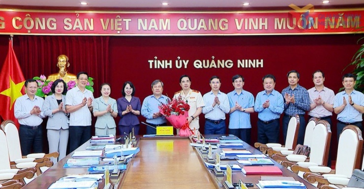 Ông Vũ Đại Thắng, Bí thư Tỉnh ủy thay mặt Ban Thường vụ Tỉnh ủy gửi lời chúc mừng Thiếu tướng Trần Văn Phúc. Ảnh: QMG.