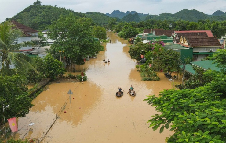 Đại diện Công ty Cổ phần 495 thông tin, mưa lũ trong mấy ngày qua đã khiến nước sông dâng cao, gây ngập nhiều điểm trên tuyến Quốc lộ 7A. Từ tối qua đến sáng nay, nước lũ dâng đã gây chia cắt 21 điểm trên toàn tuyến. Đơn vị đã thiết lập các rào chắn trên tuyến, không cho các phương tiện di chuyển trong điều kiện không an toàn.