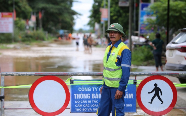 Công ty cổ phần 495 và chính quyền địa phương xã Con Cuông đã cắm biển cảnh báo, cử người trực chốt để hướng dẫn các phương tiện lưu thông an toàn.