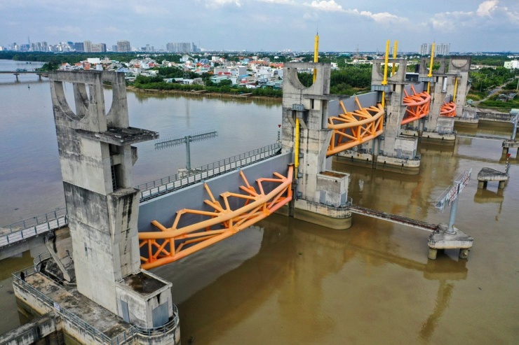 Dự án ngăn triều tại TPHCM bao gồm 6 cống: Cây Khô, Mương Chuối, Phú Xuân (xã Nhà Bè), Bến Nghé (phường Sài Gòn), Tân Thuận (phường Tân Thuận), Phú Định (phường Phú Định).