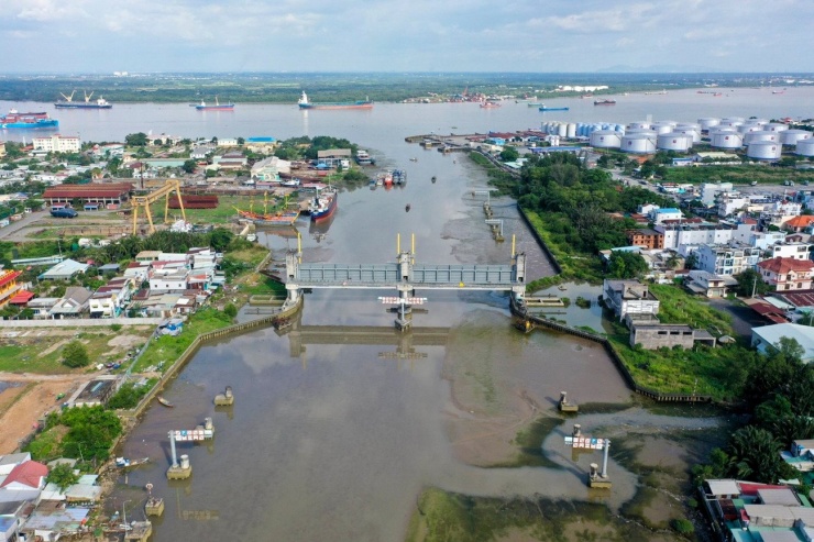 Cống Phú Xuân đã lắp 2 cửa van nặng 212 tấn vào tháng 8/2020, nhưng sau đó cũng ngừng thi công.