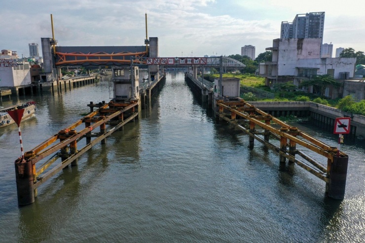 Nhiều hạng mục bị rỉ sét do "đắp chiếu" lâu ngày.