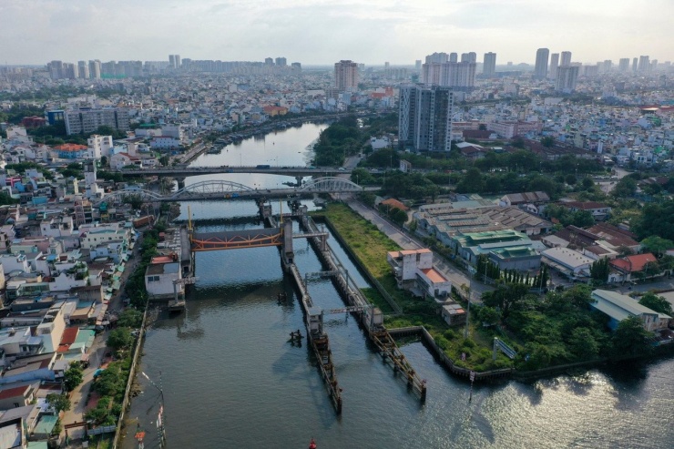 Dự án cống ngăn triều gần 10.000 tỷ đồng là công trình được kỳ vọng sẽ kiểm soát ngập do triều cường và biến đổi khí hậu cho khu vực rộng khoảng 570km², bao gồm trung tâm TPHCM và các vùng trũng ven sông Sài Gòn. Qua đó, dự án sẽ trực tiếp góp phần bảo vệ an toàn cho khoảng 6,5 triệu người dân sinh sống tại khu vực nội thành và vùng ven, đồng thời tạo điều kiện ổn định phát triển kinh tế - xã hội, giảm thiểu thiệt hại do ngập lụt gây ra.