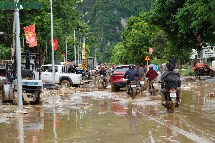 Hàng trăm ngôi nhà ven sông Lam chìm trong biển nước suốt nhiều ngày. Giờ đây, khi nước rút, bùn tràn ngập từ sân vào bếp, từ ngõ vào nhà. Các vật dụng như giường tủ, xe máy, nồi niêu… đều bị phủ một lớp bùn dày đặc.
