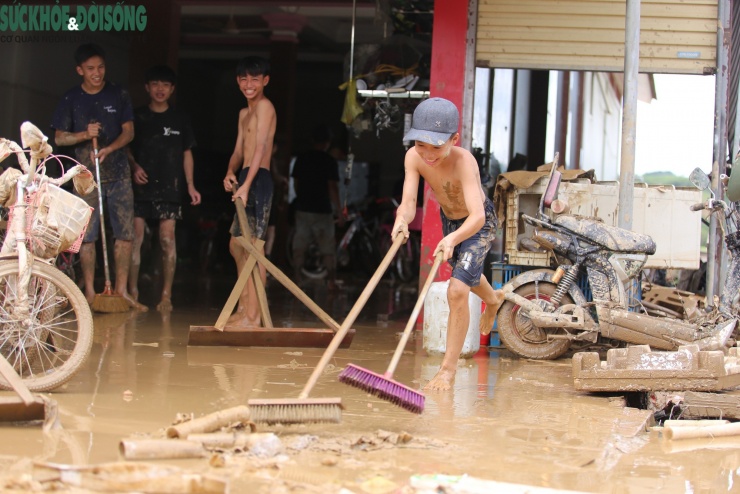 Những đứa trẻ cùng bố mẹ dọn lại nhà cửa.