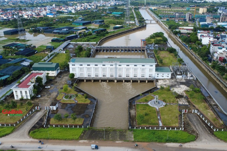 Dự án Cải thiện hệ thống tiêu nước khu vực phía Tây TP Hà Nội (Trạm bơm Yên Nghĩa) được triển khai từ năm 2013, với tổng mức đầu tư lên tới 7.466 tỉ đồng. Cụm công trình đầu mối của trạm bơm đã hoàn thành từ tháng 1/2020, sở hữu 10 tổ máy với tổng công suất 120 m³/s, là trạm bơm lớn nhất Việt Nam hiện nay.