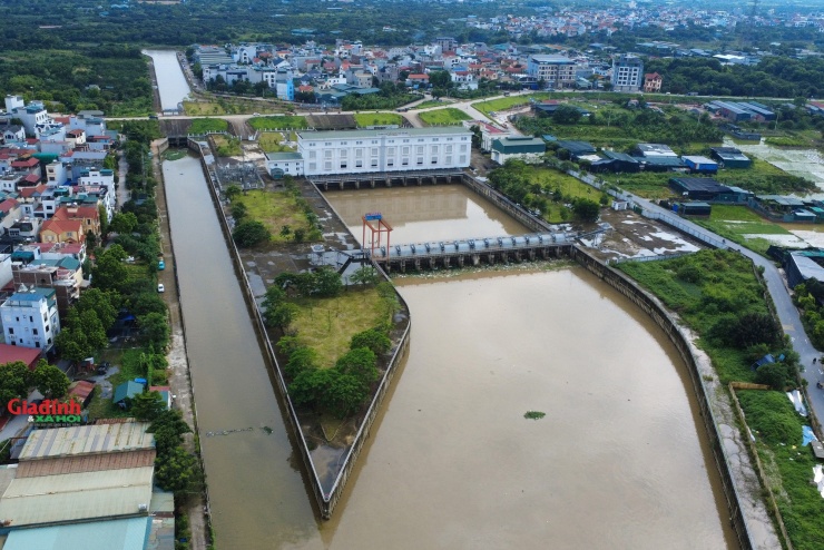Theo ghi nhận của Gia đình và Xã hội trong ngày 24/7, trời có mưa lớn khiến mực nước sông Nhuệ qua phường Hà Đông, phường Cổ Nhuế tăng khoảng 1 mét so với ngày thường.