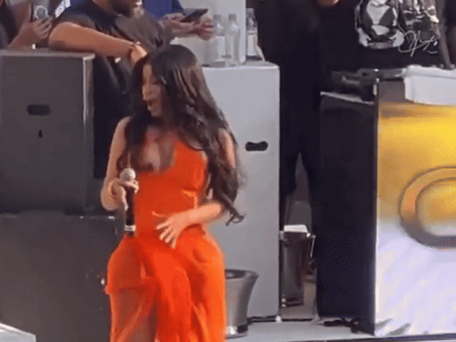 Cardi B bị kiện vì ném mic vào khán giả