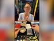 Người phụ nữ khiếm thính mang vàng đi bán, câu chuyện phía sau khiến ai nấy xót xa