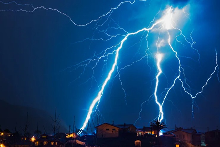 Các tia sét vẫn gây ra mối nguy hại cho những người bên trong nhà.