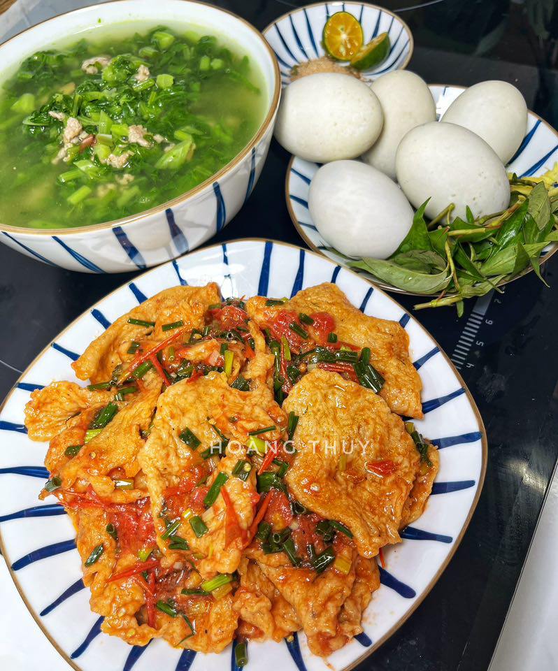 Chả cá sốt cà chua - Trứng vịt lộn - Canh cải thịt băm
