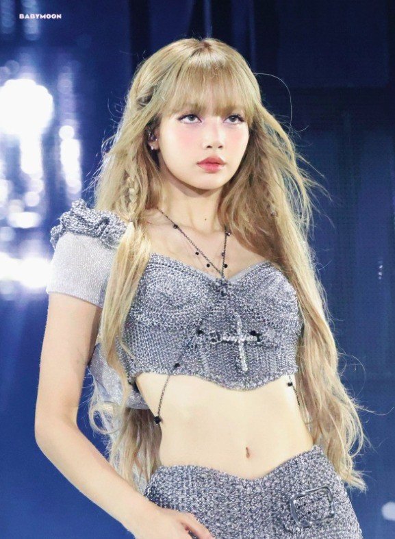 Hình thể siêu thực của Lisa (BlackPink) - 14