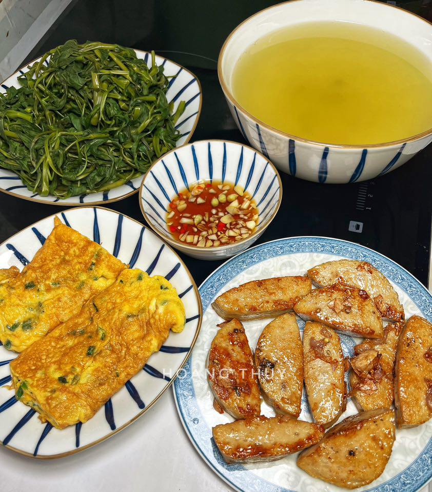 Chả rim mặn - Trứng rán - Rau muống luộc&nbsp;
