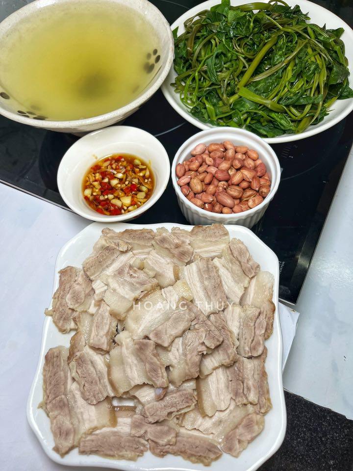 Thịt luộc - Rau muống luộc - Lạc rang